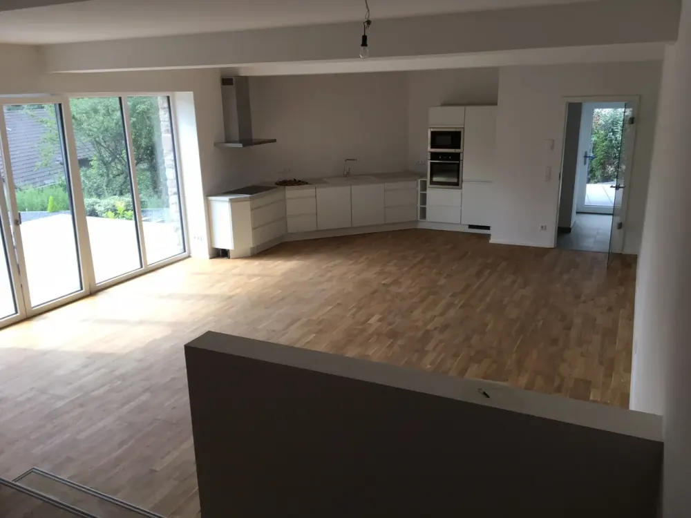 helle geräumige zwei Zimmer Wohnung mit großem Garten und eigener Terrasse