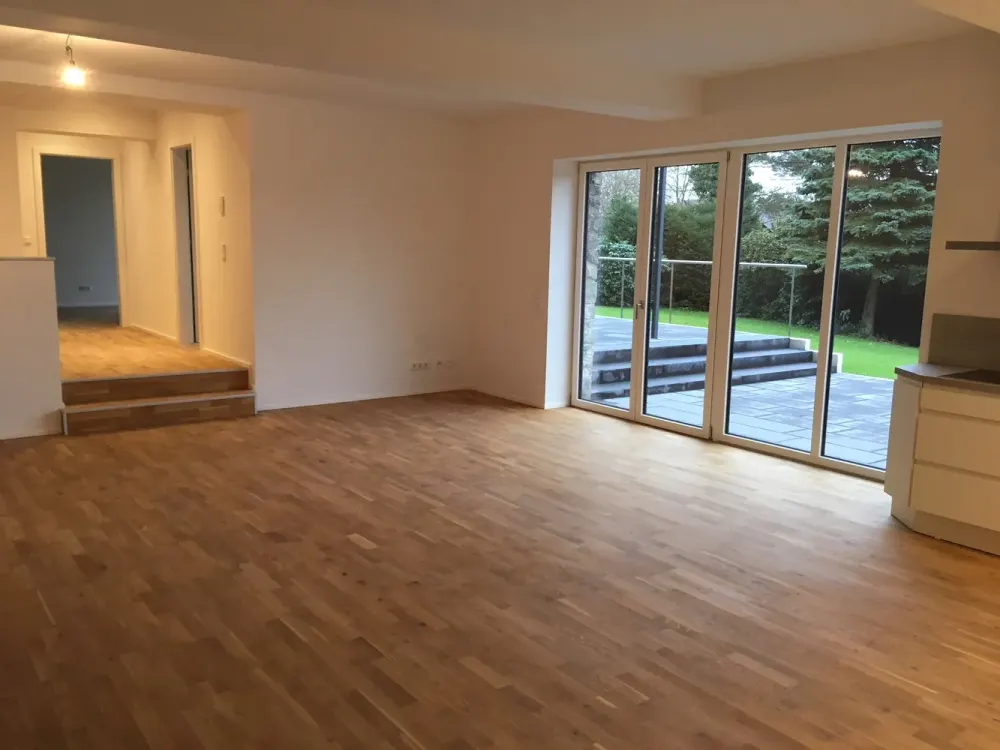 helle geräumige zwei Zimmer Wohnung mit großem Garten und eigener Terrasse