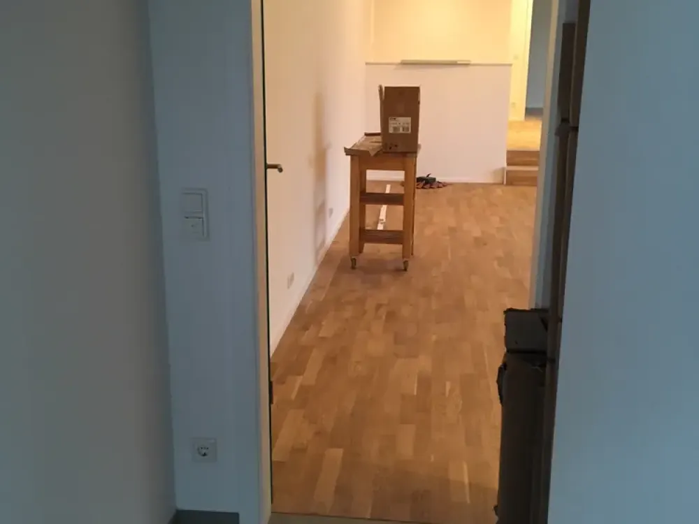 helle geräumige zwei Zimmer Wohnung mit großem Garten und eigener Terrasse