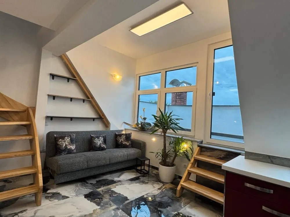 Möblierte 3,5-Zimmer-Dachgeschosswohnung mit Terrasse in Jesewitz