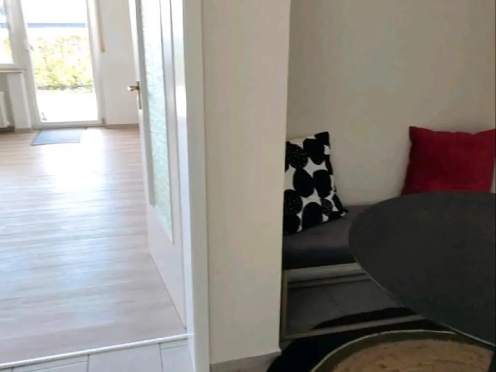 Helle teilmöblierte Erdgeschosswohnung mit See und Bergblick