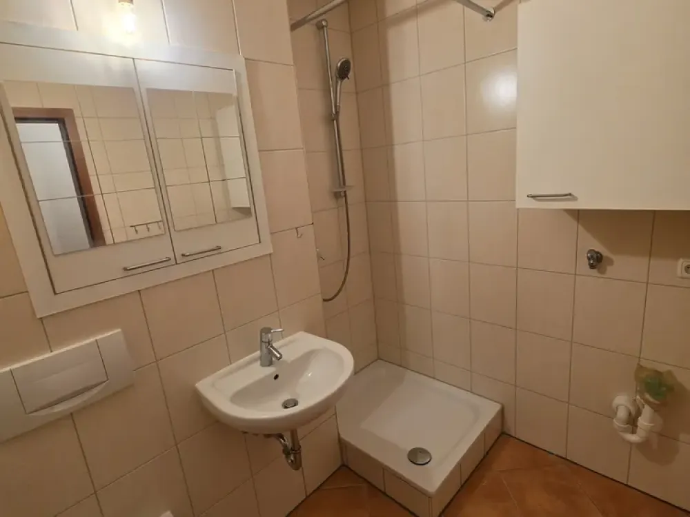 Möblierte 2 Zimmerwohnung mit Balkon & Tiefgaragenstellplatz ab 01.10.2026 zu vermieten