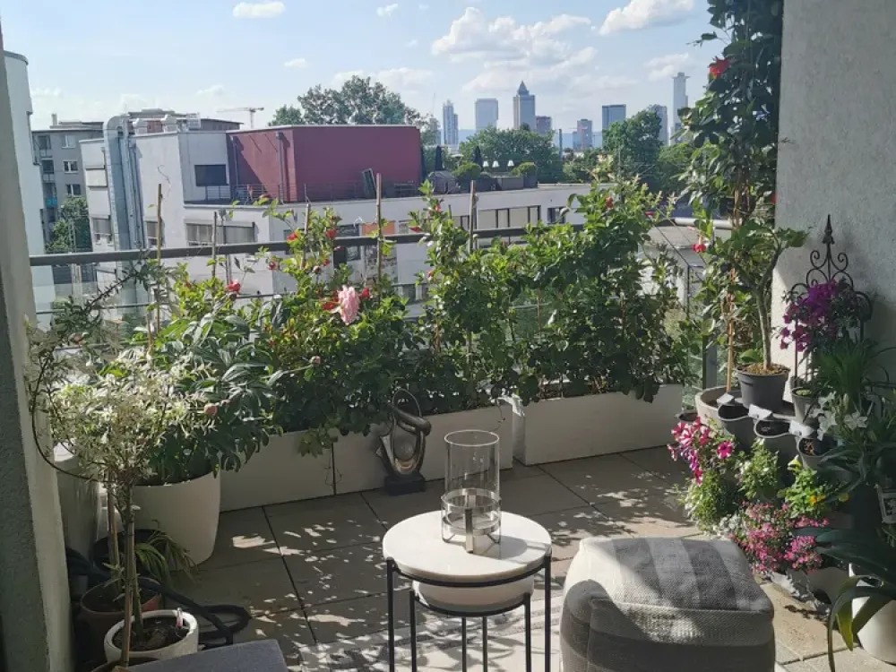 Balkon mit Frankfurter Skyline View für Sundowner & Kamin im Winter