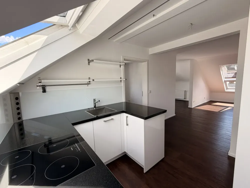 Hochwertig modernisierte 3,5-Zimmer-Dachgeschosswohnung