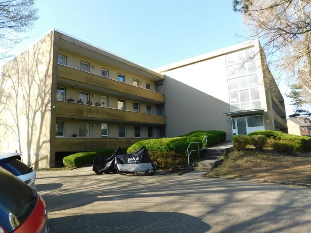 Im Erdgeschoss großzügige Wohnung mit drei Zimmern und Balkon!