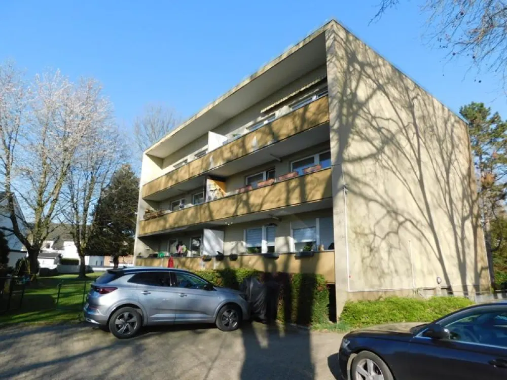 Im Erdgeschoss großzügige Wohnung mit drei Zimmern und Balkon!