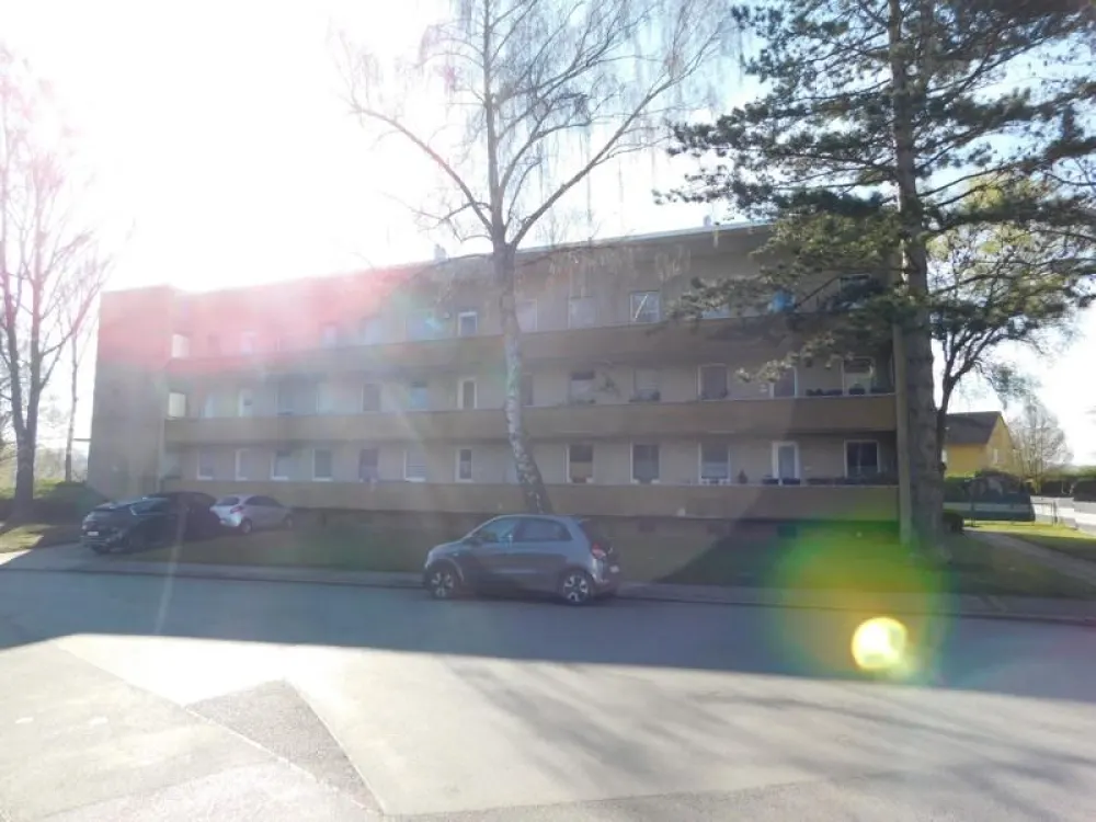Im Erdgeschoss großzügige Wohnung mit drei Zimmern und Balkon!