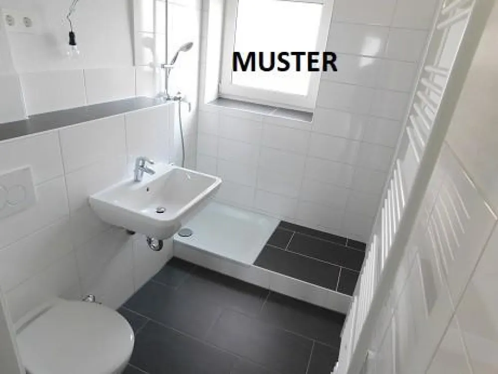 Im Erdgeschoss großzügige Wohnung mit drei Zimmern und Balkon!