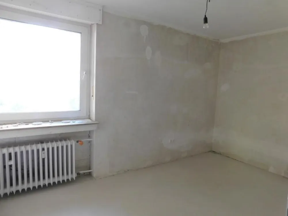Im Erdgeschoss großzügige Wohnung mit drei Zimmern und Balkon!
