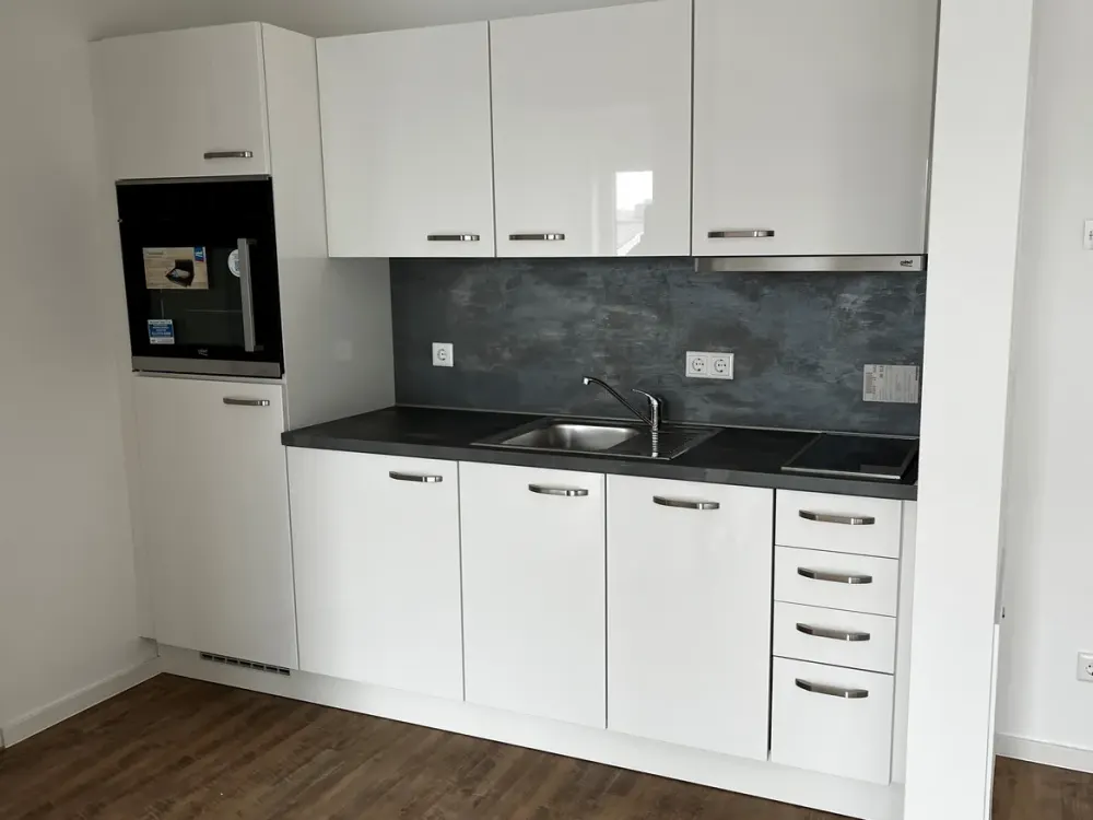 Single-Wohnung mit Einbauküche und Terrasse in zentraler Lage inkl. Service