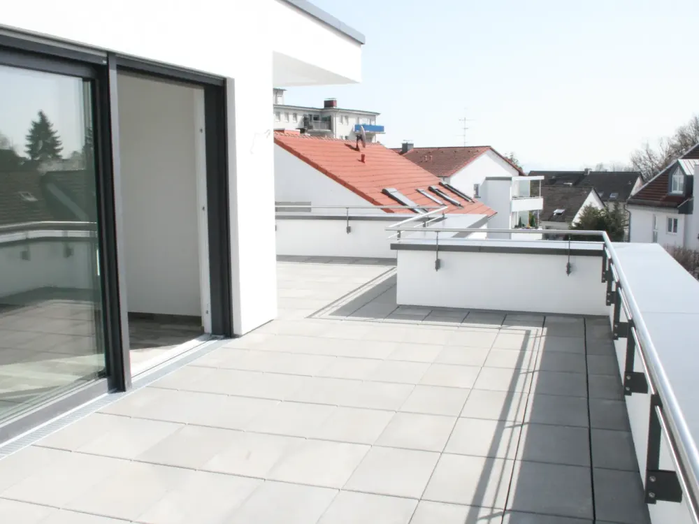 Großzügiges 3-Zimmer-Penthouse mit EBK, TGL-Bad, TG-Plätzen und Dachterrasse mit Skylineblick