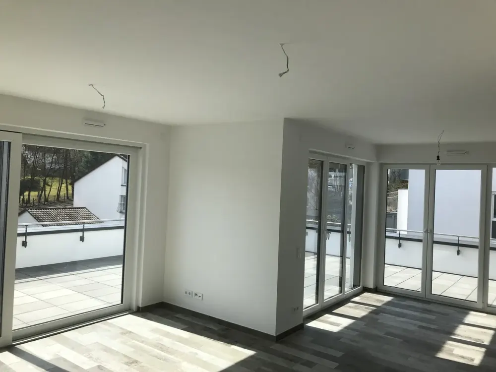 Großzügiges 3-Zimmer-Penthouse mit EBK, TGL-Bad, TG-Plätzen und Dachterrasse mit Skylineblick