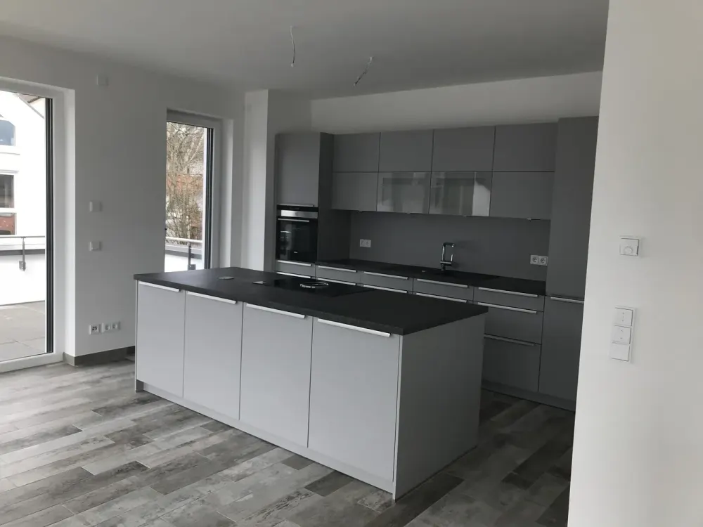 Großzügiges 3-Zimmer-Penthouse mit EBK, TGL-Bad, TG-Plätzen und Dachterrasse mit Skylineblick