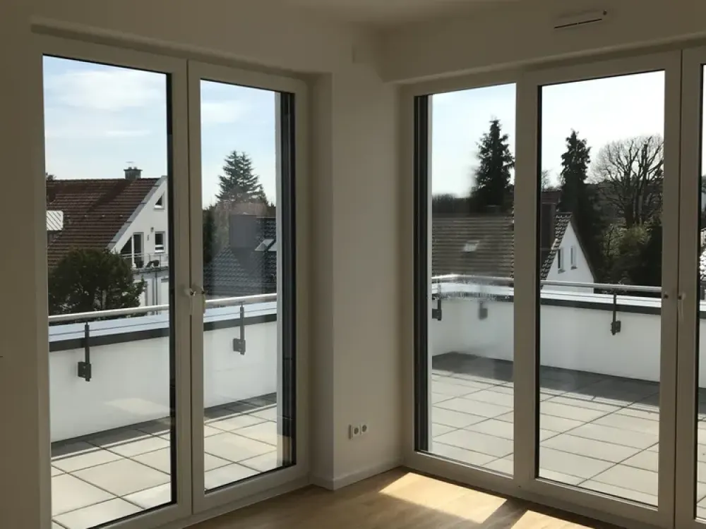 Großzügiges 3-Zimmer-Penthouse mit EBK, TGL-Bad, TG-Plätzen und Dachterrasse mit Skylineblick