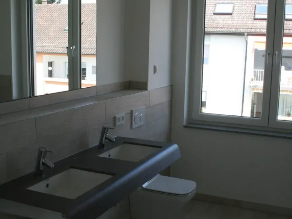 Großzügiges 3-Zimmer-Penthouse mit EBK, TGL-Bad, TG-Plätzen und Dachterrasse mit Skylineblick