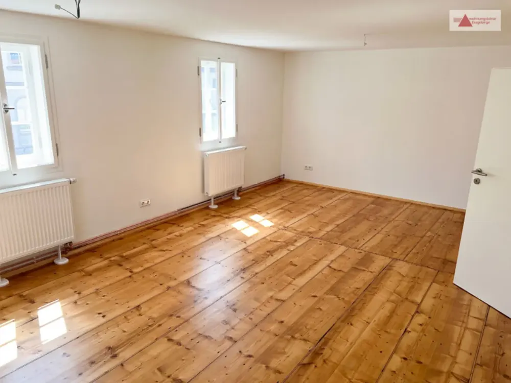 Spacious 3-Room Apartment in the Center of Dippoldiswalde with Garden for Rent!