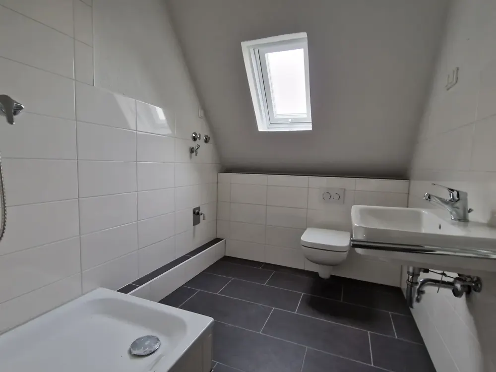 Wohn(t)raum: günstige 1,5-Zimmer-Dachgeschosswohnung in modernisiertem 3-Familienhaus
