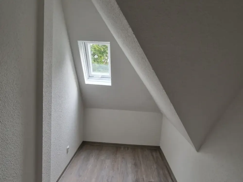 Wohn(t)raum: günstige 1,5-Zimmer-Dachgeschosswohnung in modernisiertem 3-Familienhaus