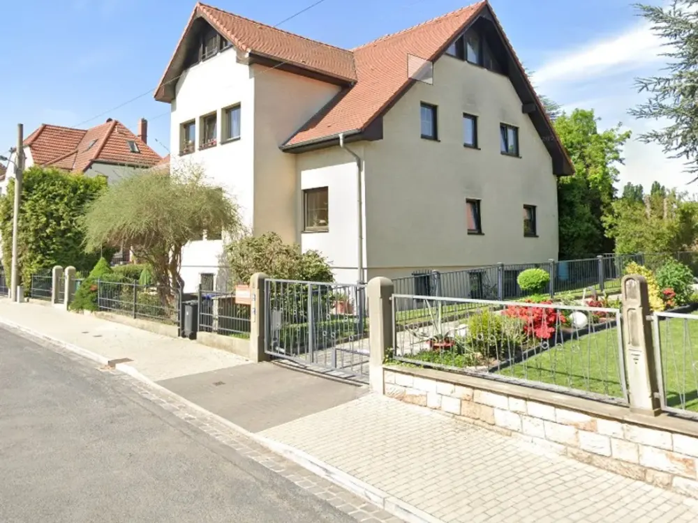 ***Sonnige Aussichten, tolle DG-Wohnung mit Einbauküche in ruhige Lage, frei ab 10/2025***