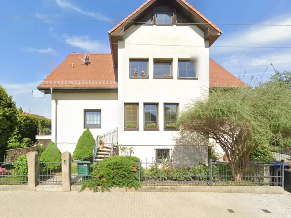 ***Sonnige Aussichten, tolle DG-Wohnung mit Einbauküche in ruhige Lage, frei ab 10/2025***