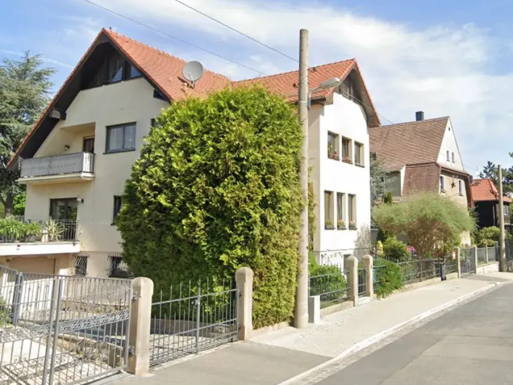 ***Sonnige Aussichten, tolle DG-Wohnung mit Einbauküche in ruhige Lage, frei ab 10/2025***
