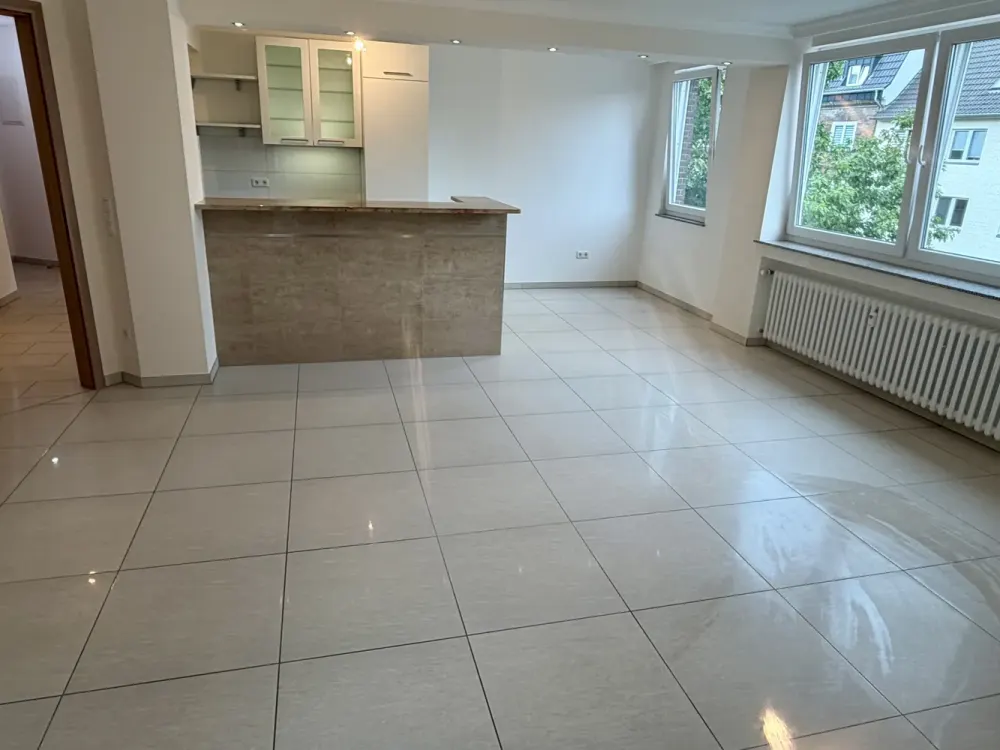 Dream Apartment Derendorf - very bright - fitted kitchen - elevator - balcony - opposite HSD - near Deloitte - open kitchen