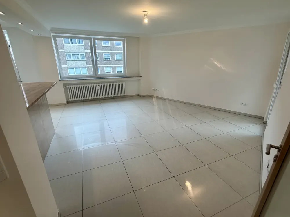 Dream Apartment Derendorf - very bright - fitted kitchen - elevator - balcony - opposite HSD - near Deloitte - open kitchen