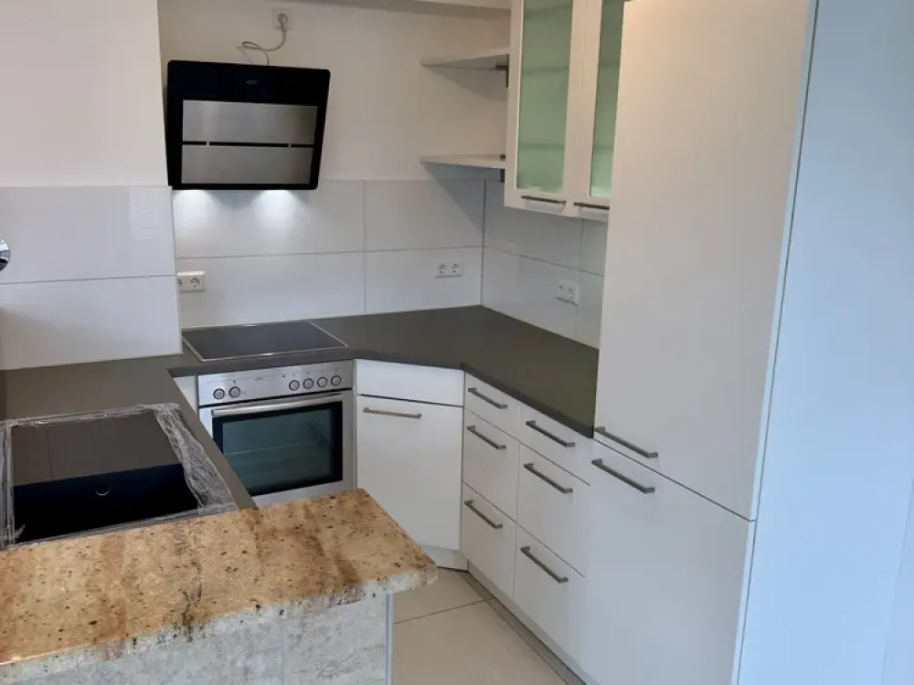 Dream Apartment Derendorf - very bright - fitted kitchen - elevator - balcony - opposite HSD - near Deloitte - open kitchen
