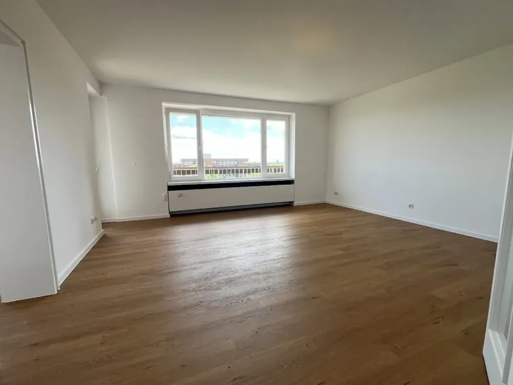 Herrliche Aussichten nicht nur vom Balkon! Modernisierte 3 Zimmer + modernes Bad mit Dusche + Aufzug