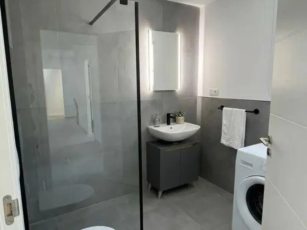 Modern stylisches 15 m² WG-Zimmer in 4er-WG, Erlangen