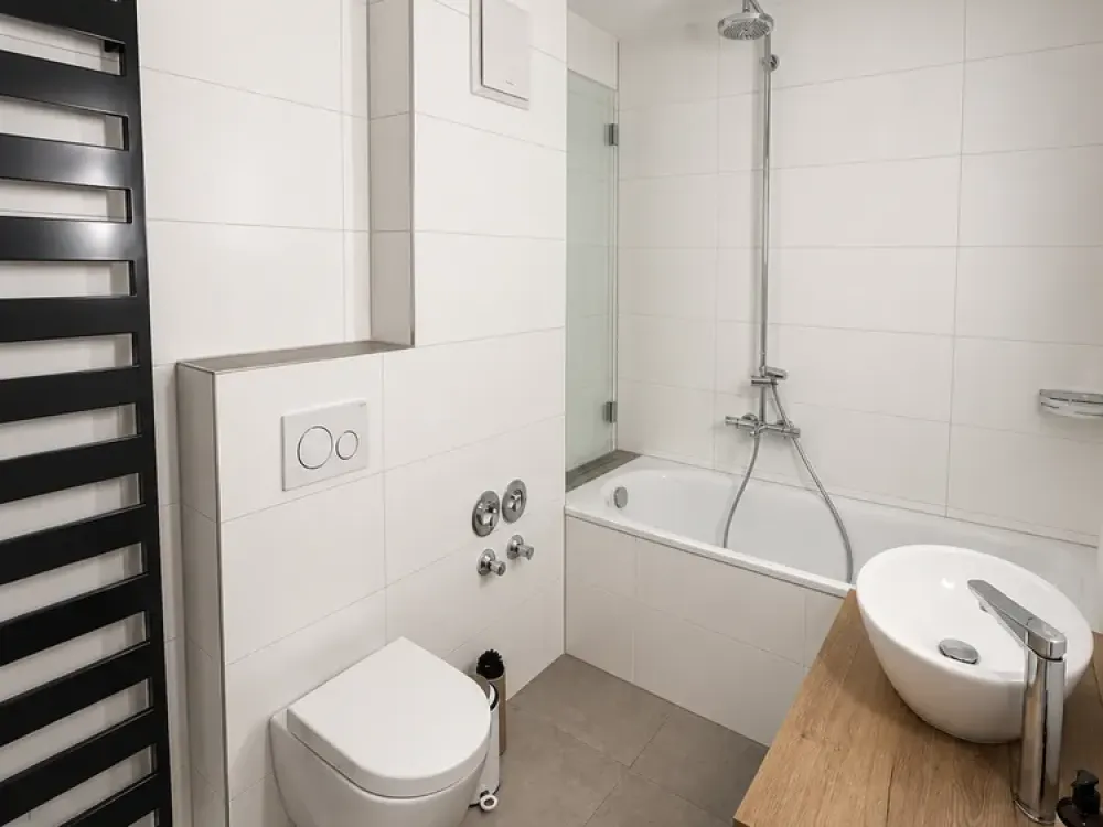 Neu sanierte 2 Zimmer-WHG, Tiefgarage, 2 Balkone