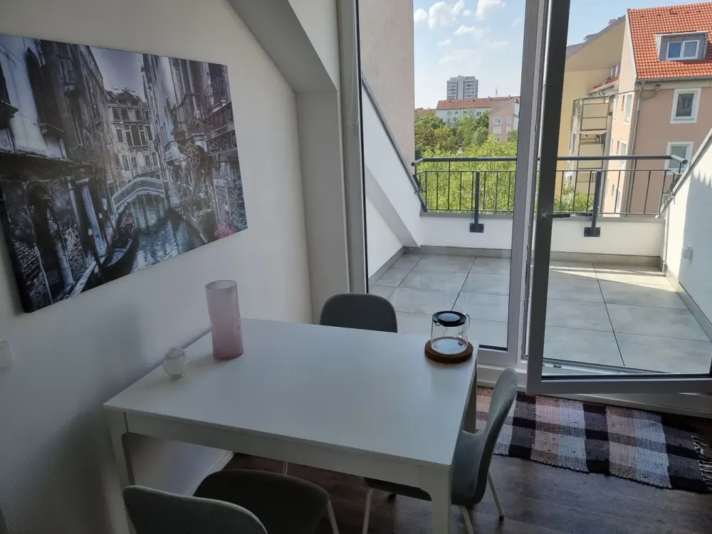 Großzügige, vollmöblierte 2-Zimmer Wohnung mit toller Dachterrasse