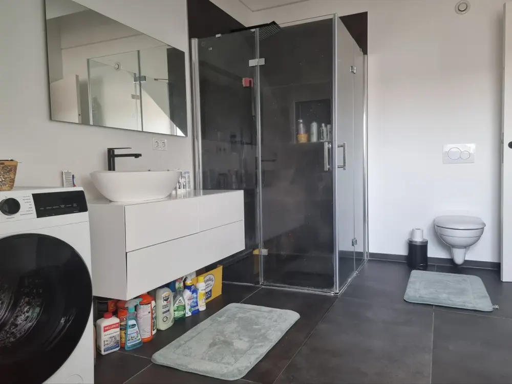 Großzügige, vollmöblierte 2-Zimmer Wohnung mit toller Dachterrasse