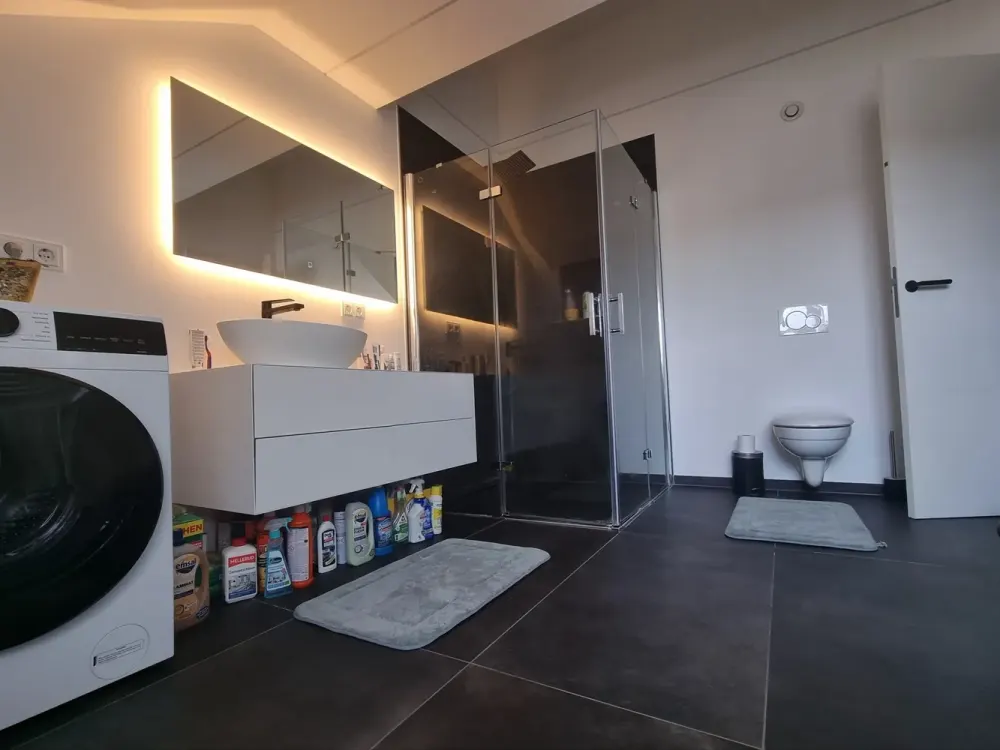 Großzügige, vollmöblierte 2-Zimmer Wohnung mit toller Dachterrasse