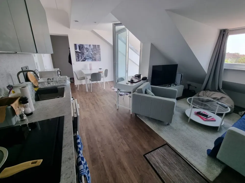 Großzügige, vollmöblierte 2-Zimmer Wohnung mit toller Dachterrasse