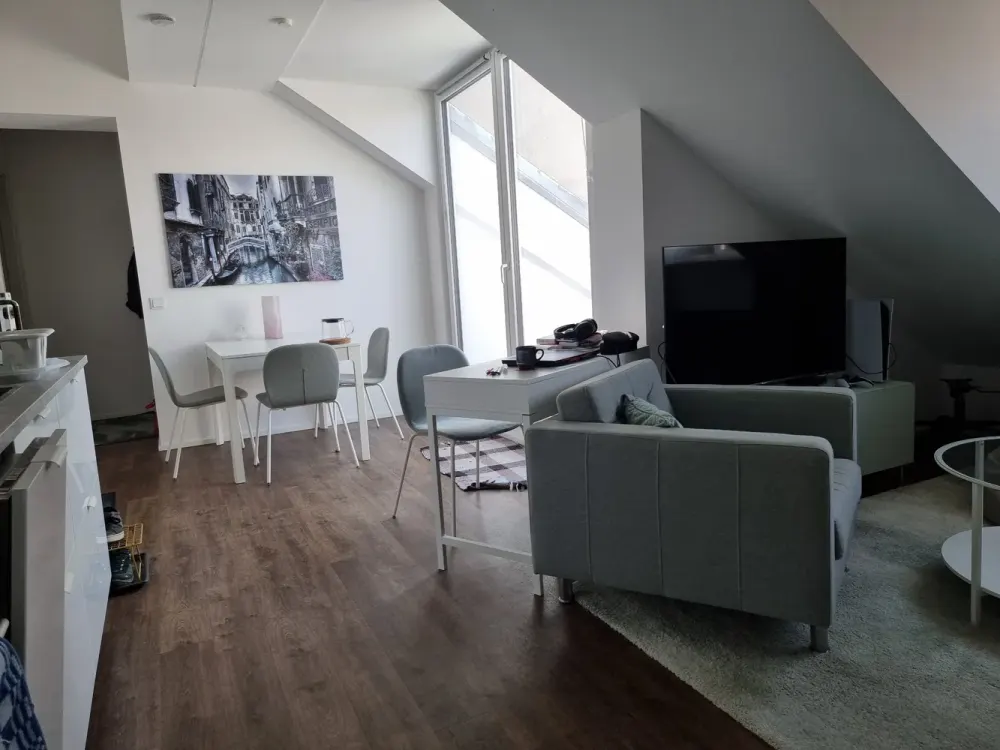 Großzügige, vollmöblierte 2-Zimmer Wohnung mit toller Dachterrasse