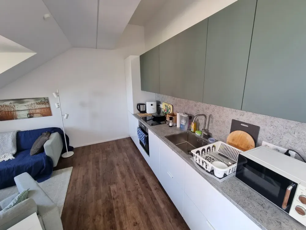 Großzügige, vollmöblierte 2-Zimmer Wohnung mit toller Dachterrasse