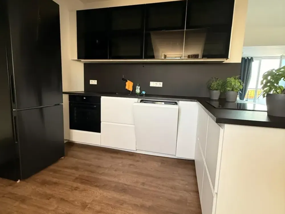 Vollmöblierte 2-Zimmer Wohnung mit schöner Dachterrasse