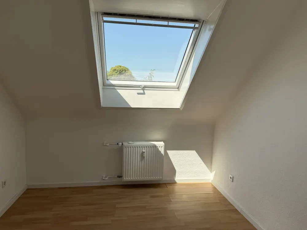 Bright Renovated 3-Room Attic Apartment in Leverkusen Quettingen, Burgloch