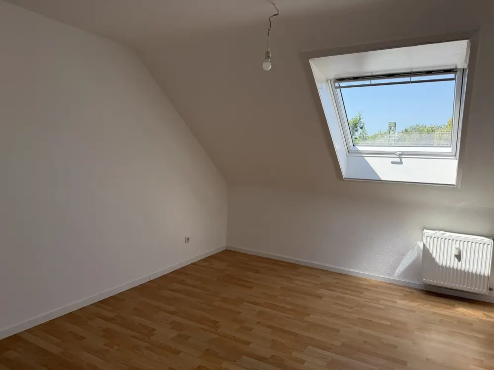 Bright Renovated 3-Room Attic Apartment in Leverkusen Quettingen, Burgloch