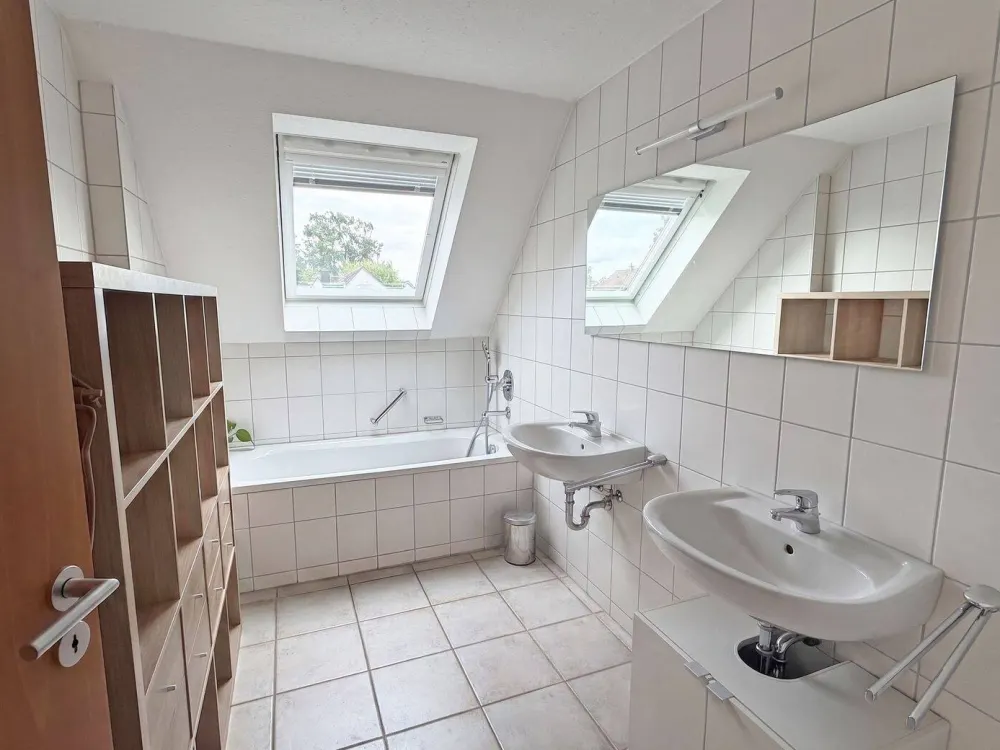 SILLENBUCH: Lichtdurchflutete Maisonette in gefragter Lage