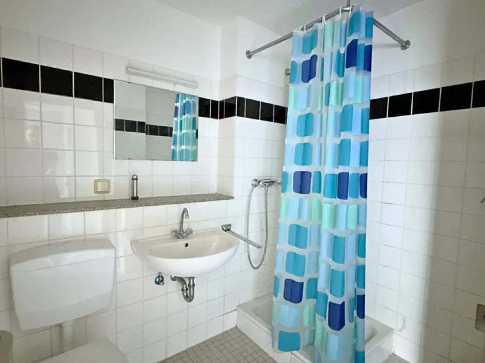 Renovierte 1-ZKB-Wohnung mit Stellplatz + Kellerraum