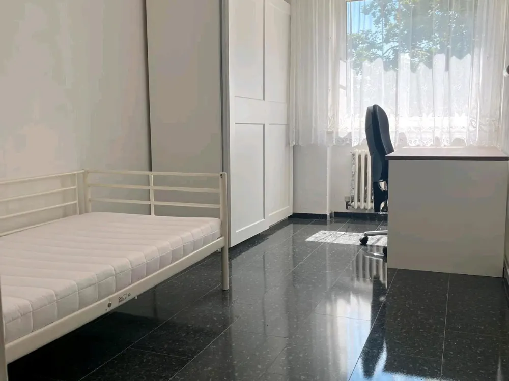 WG-Zimmer in großzügiger 94 m² Wohnung, Frankfurt ( 2 Zimmer)