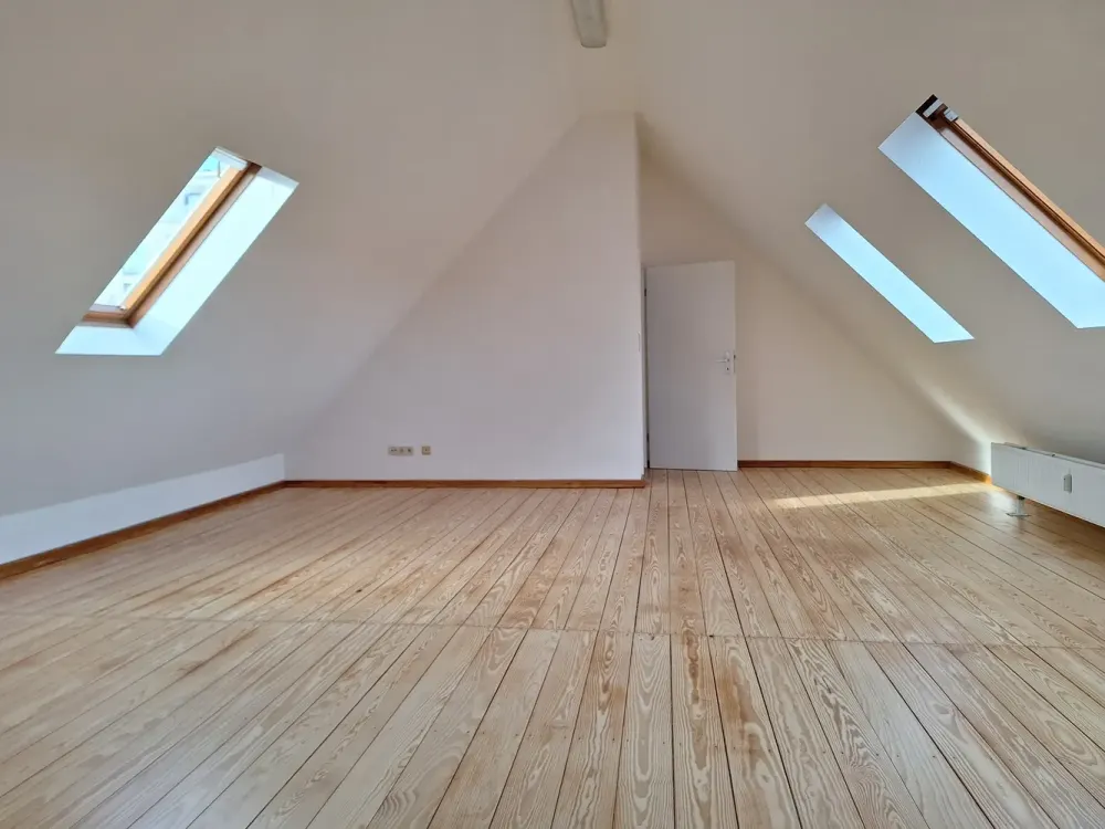 Eilbek, großzügige DG-Whg, frisch renoviert