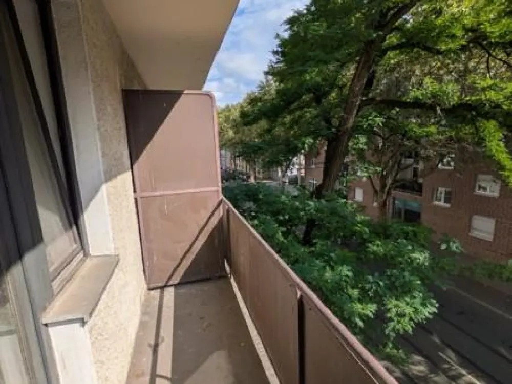 Hier wird saniert: 1-Zimmer-Wohnung mit getrennter Küche und Balkon