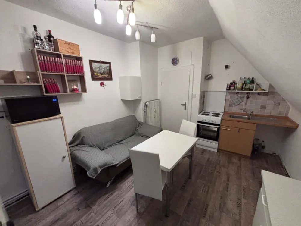 2-Zimmer Dachgeschosswohnung in Hannover (ertmal befristet / v