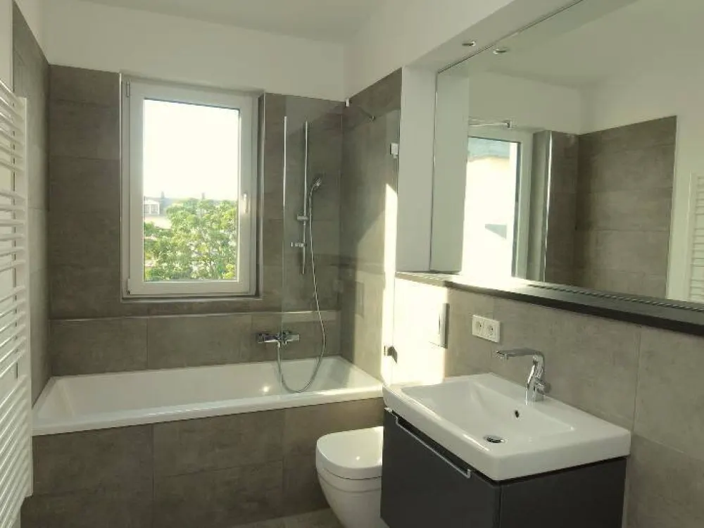 Schöne DG-Wohnung mit Balkon in zentrumsnaher Wohnlage! Neubau + hochwertige EBK + FuBo-Heizung + WANNE+BALKON + OFFENE KÜCHE
