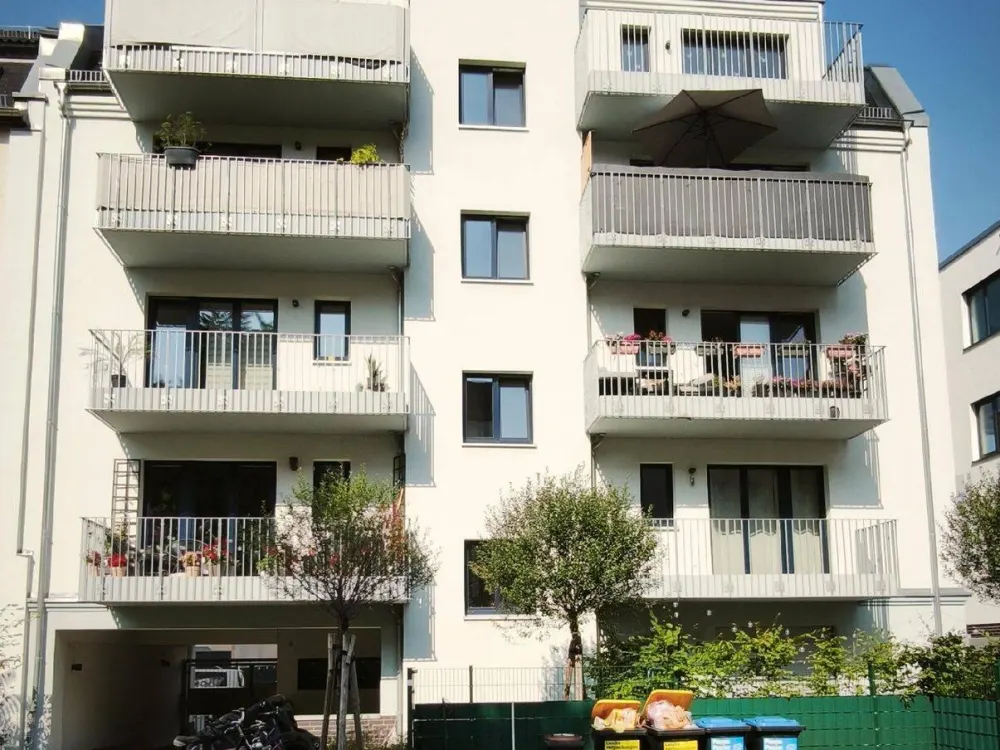 Schöne DG-Wohnung mit Balkon in zentrumsnaher Wohnlage! Neubau + hochwertige EBK + FuBo-Heizung + WANNE+BALKON + OFFENE KÜCHE