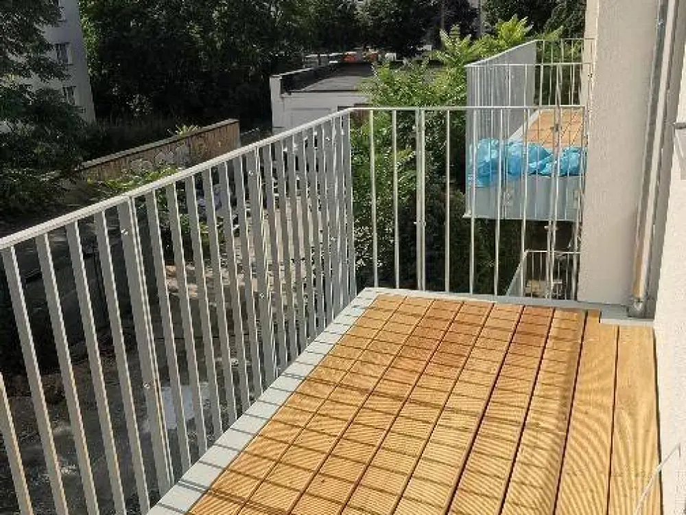 Schöne DG-Wohnung mit Balkon in zentrumsnaher Wohnlage! Neubau + hochwertige EBK + FuBo-Heizung + WANNE+BALKON + OFFENE KÜCHE