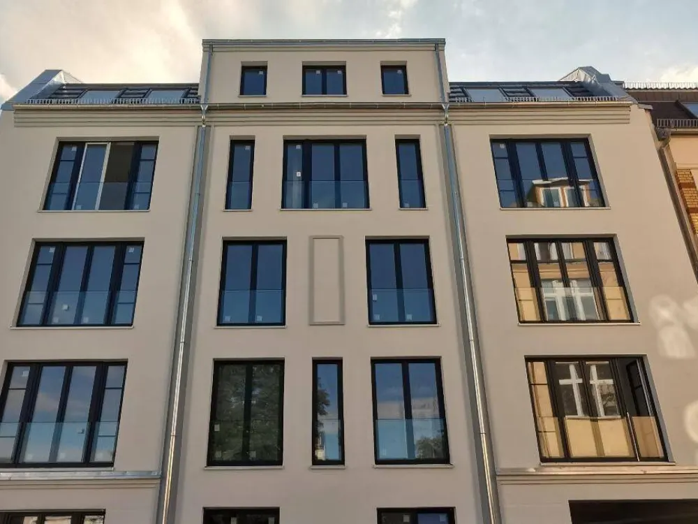 Schöne DG-Wohnung mit Balkon in zentrumsnaher Wohnlage! Neubau + hochwertige EBK + FuBo-Heizung + WANNE+BALKON + OFFENE KÜCHE